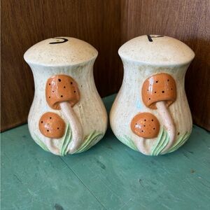 Vintage Arnels salt pepper shakers set mushrooms